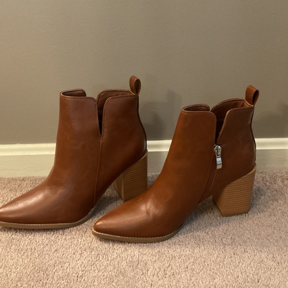 Juliet Holy women’s V cut ankle bootie - Picture 3 of 5